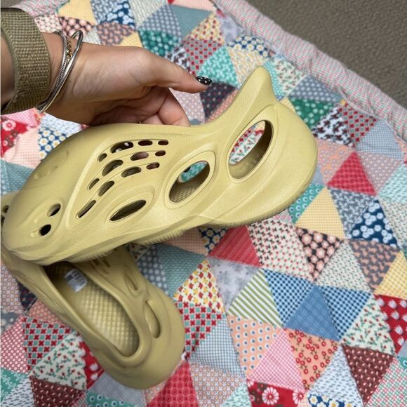 Stylish Beige Slip-On Shoes Yeezy Foam Runner size 9 women - Picture 8 of 9